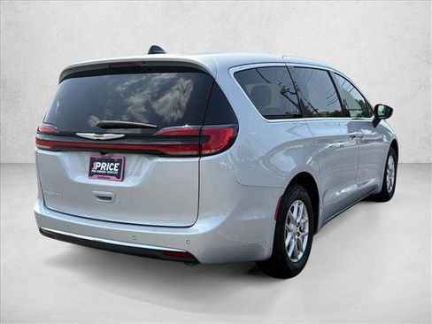Used 2026 Chrysler Pacifica Select FWD image 5