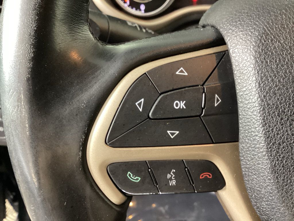 Used 2017 Jeep Cherokee Latitude AWD/4WD image 22