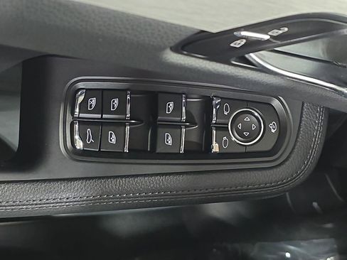 Certified 2025 Porsche Macan image 21