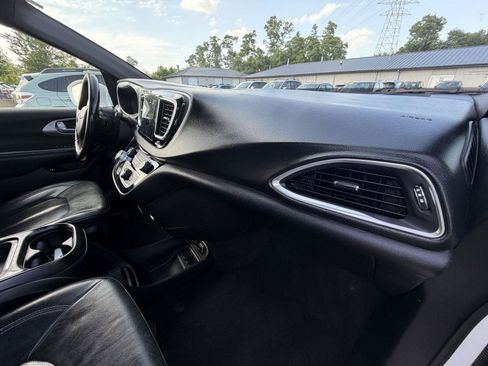 Used 2019 Chrysler Pacifica Touring-L w/ S Appearance Package FWD image 14