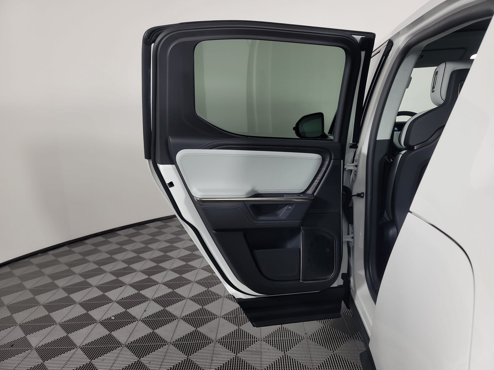 Used 2025 Rivian R1T Adventure Dual AWD/4WD image 17