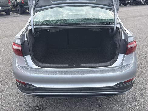 Used 2024 Volkswagen Jetta SE FWD image 9