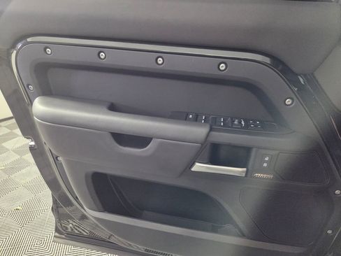 Used 2025 Land Rover Defender 130 X-Dynamic SE image 21