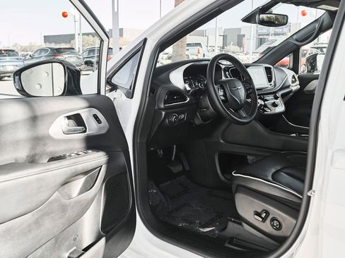 Used 2025 Chrysler Pacifica Limited FWD image 12