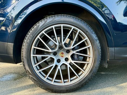 Used 2022 Porsche Cayenne Platinum Edition image 22