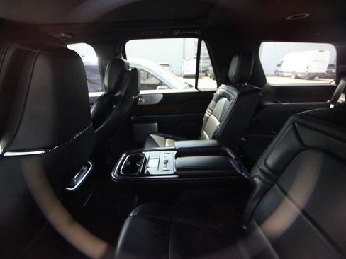 Used 2018 Lincoln Navigator Reserve w/ Technology Package AWD/4WD image 14
