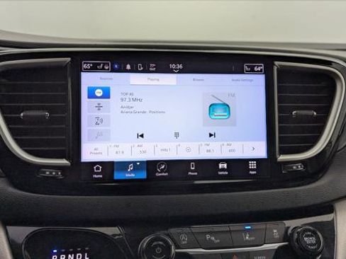 Used 2023 Chrysler Pacifica Touring-L FWD image 28