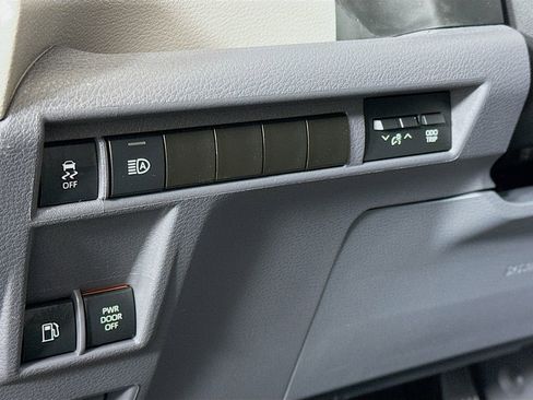 Used 2024 Toyota Sienna Limited FWD image 10