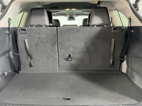 Used 2025 Toyota Highlander XLE image 28