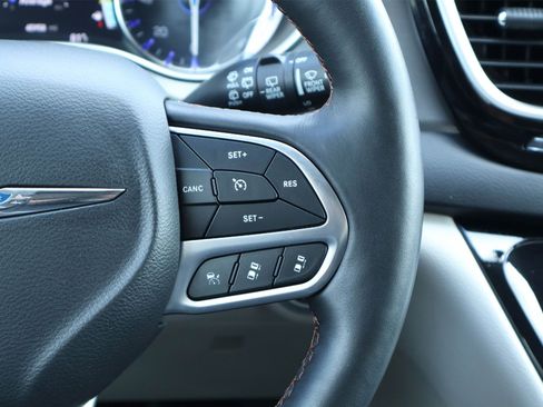 Used 2020 Chrysler Pacifica Touring-L w/ Tire & Wheel Group image 23