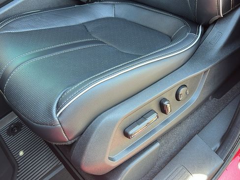 Used 2025 Honda Pilot Elite image 18