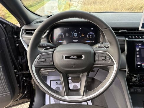 Used 2023 Jeep Grand Cherokee Altitude image 12