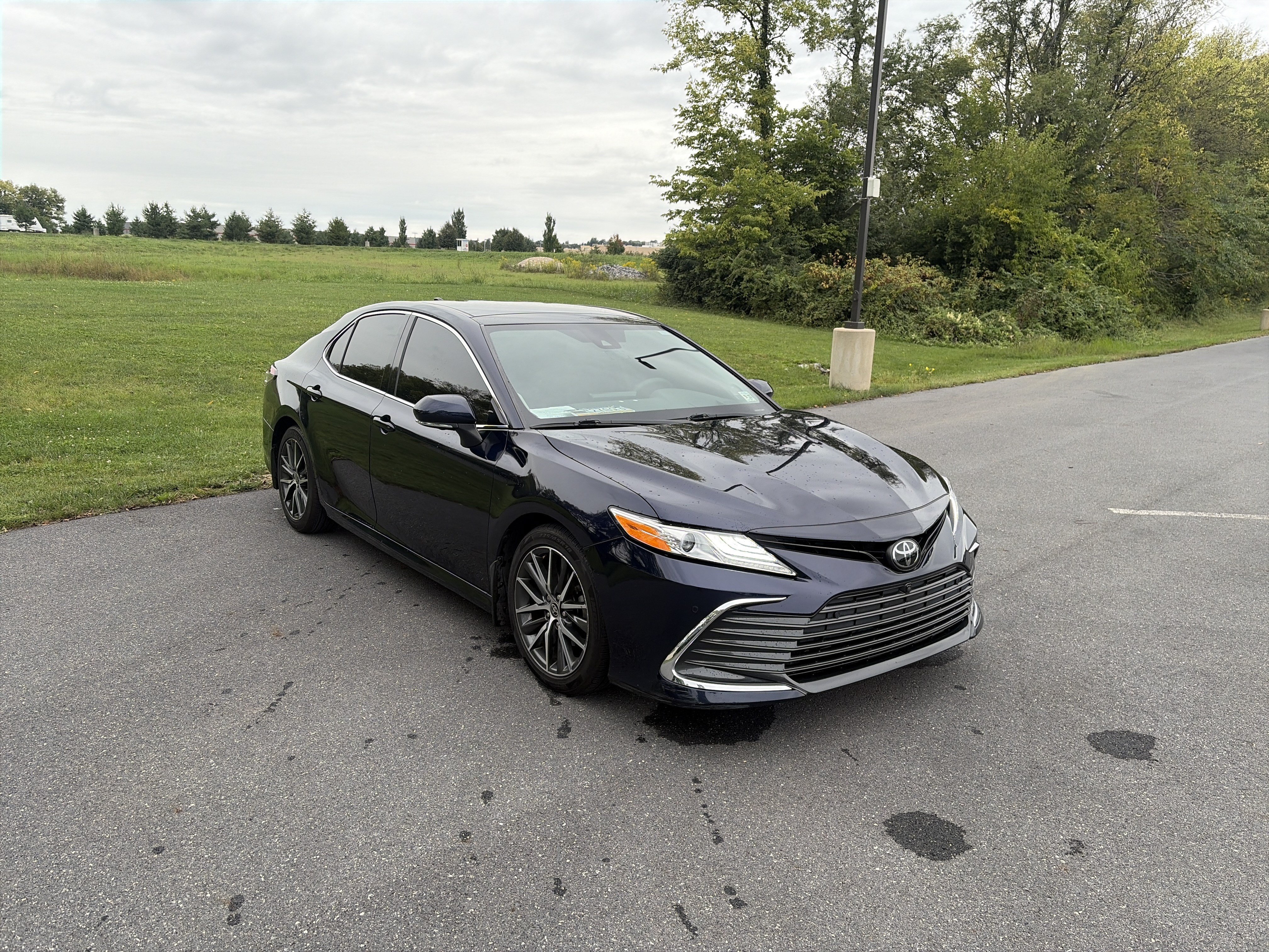Used 2022 Toyota Camry XLE w/ Navigation Package FWD image 3