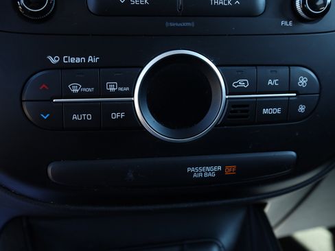 Used 2017 Kia Soul + image 10