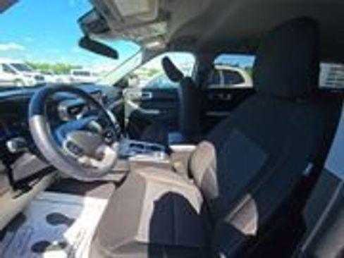 Used 2023 Ford Explorer XLT AWD/4WD image 8