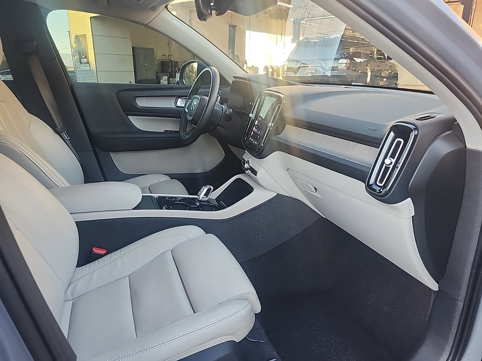 Used 2023 Volvo XC40 B5 Plus AWD/4WD image 23