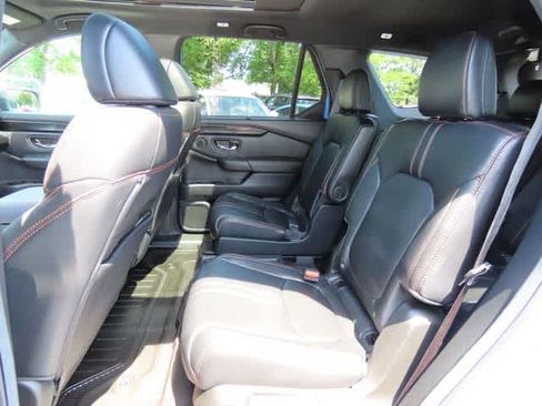 Used 2025 Honda Pilot TrailSport image 15