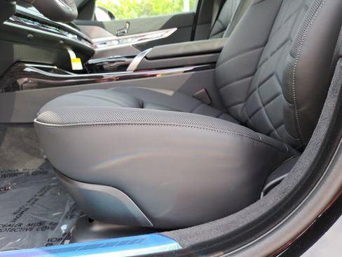 Certified 2025 BMW 750e xDrive image 30