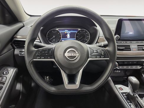 Used 2024 Nissan Altima 2.5 SV AWD/4WD image 12