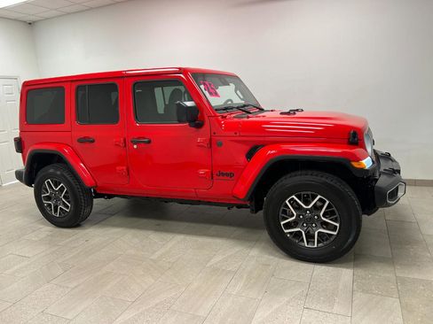 Used 2025 Jeep Wrangler Unlimited Sahara AWD/4WD image 19