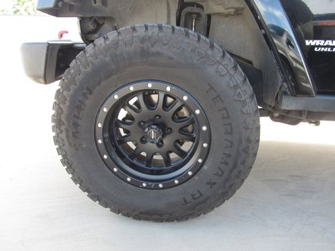 Used 2017 Jeep Wrangler Unlimited Rubicon w/ Connectivity Group image 4