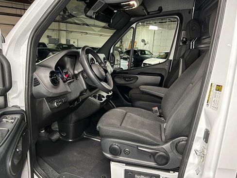 Used 2025 Mercedes-Benz Sprinter 2500 image 19