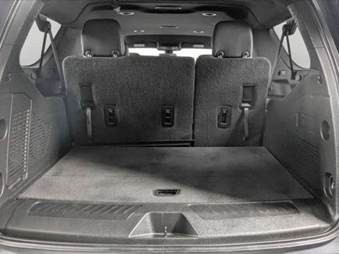 Used 2022 Chevrolet Suburban LT RWD image 19