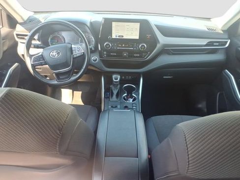 Used 2023 Toyota Highlander LE AWD/4WD image 17