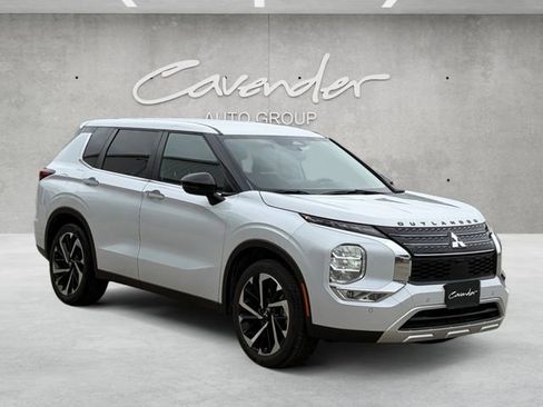 Used 2024 Mitsubishi Outlander SE image 2