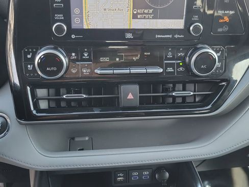 Used 2022 Toyota Highlander Limited FWD image 12