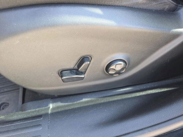 Used 2019 Jeep Cherokee Latitude Plus w/ Comfort/Convenience Group FWD image 36
