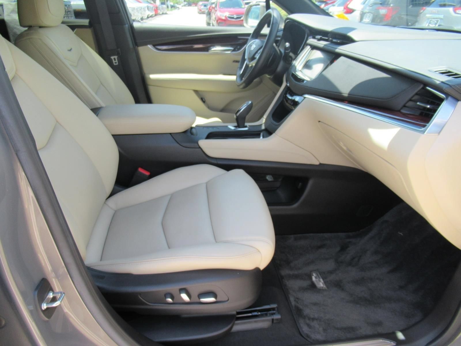 Used 2018 Cadillac XT5 Premium Luxury w/ Driver Assist Package AWD/4WD image 10