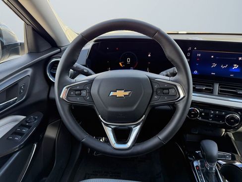 Certified 2025 Chevrolet Trax LT w/ Driver Confidence Package FWD image 12