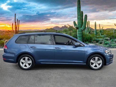 Used 2018 Volkswagen Golf SE image 2