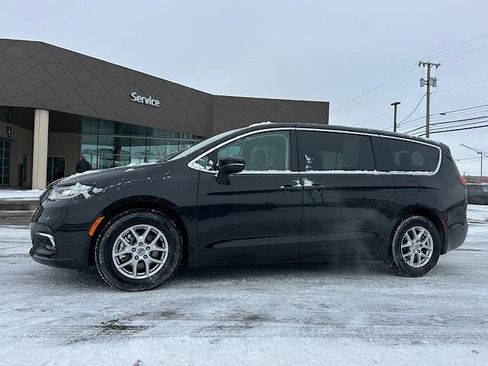 Used 2023 Chrysler Pacifica Touring-L image 3
