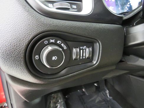 Used 2018 Jeep Renegade Latitude FWD image 26