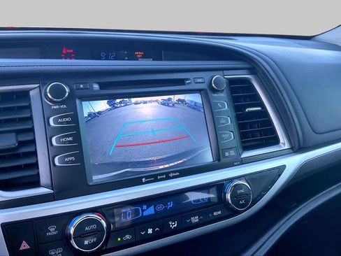 Used 2018 Toyota Highlander SE FWD image 27