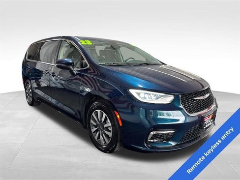 Used 2023 Chrysler Pacifica Touring-L w/ Uconnect Theater Family Group FWD image 3