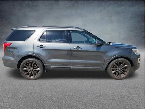 Used 2017 Ford Explorer XLT w/ Equipment Group 202A FWD image 11