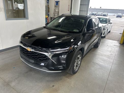 Used 2025 Chevrolet Trax LT w/ LT Convenience Package FWD image 2