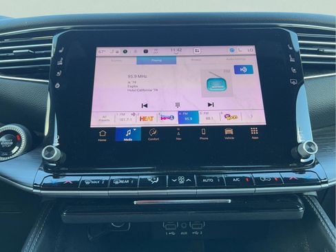 Certified 2024 Jeep Wagoneer L Series II w/ Flexible Seating Group image 18