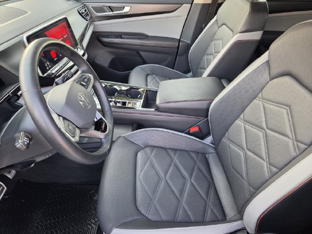 Used 2024 Volkswagen Atlas Peak Edition SE AWD/4WD image 11