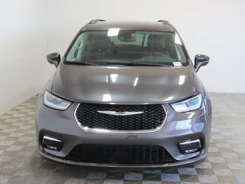 Used 2022 Chrysler Pacifica Touring-L FWD image 2