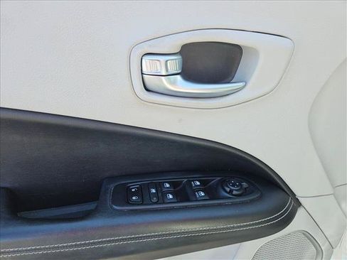 Used 2018 Jeep Compass Latitude w/ Popular Equipment Group FWD image 10