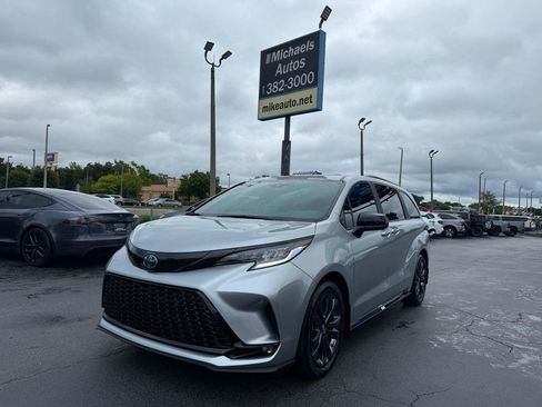 Used 2025 Toyota Sienna XSE image 1