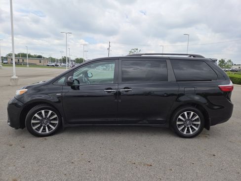 Used 2019 Toyota Sienna XLE w/ XLE Navigation Package AWD/4WD image 14