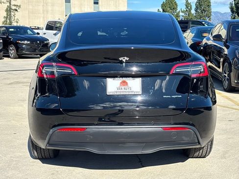 Used 2022 Tesla Model Y Long Range image 9