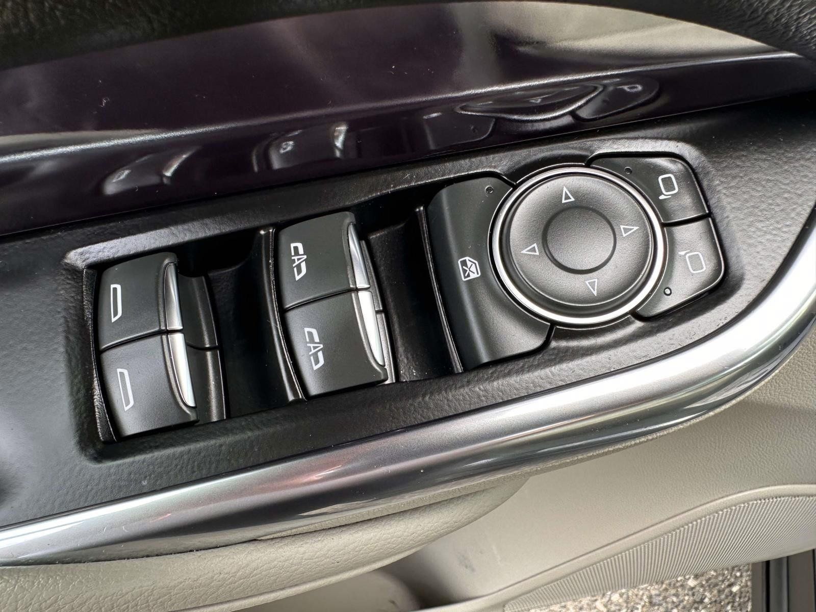 Used 2022 Cadillac XT4 Luxury w/ Cold Weather Package AWD/4WD image 9