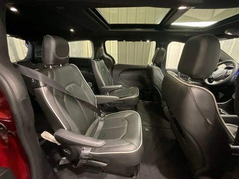 Used 2026 Chrysler Pacifica Limited FWD image 14