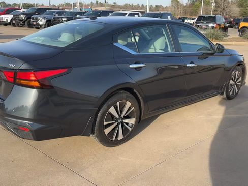 Used 2022 Nissan Altima 2.5 SV FWD image 9